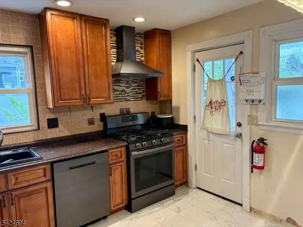 1411 Hussa St, Linden City, NJ 07036