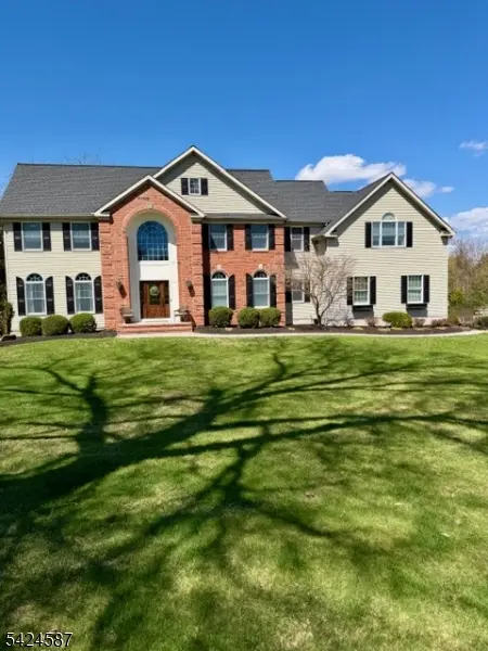 1 Berkshire Ct, Clinton Twp., NJ 08833