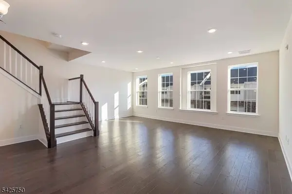 28 Colgate Dr #905, Morris Twp., NJ 07960