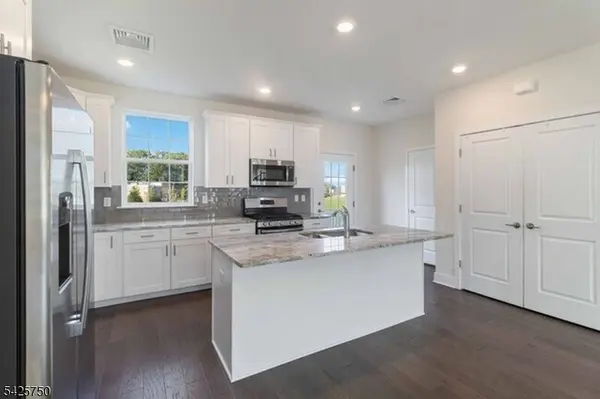 28 Colgate Dr #905, Morris Twp., NJ 07960