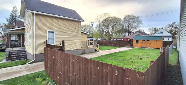 5223 Yemans ST, Hamtramck, MI 48212