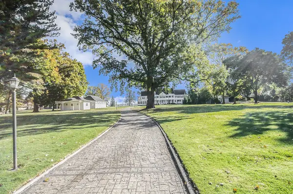 19123 Parke LN, Grosse Ile Twp, MI 48138