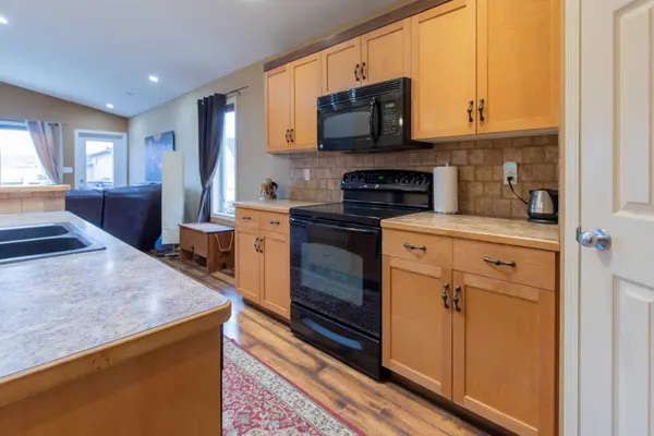 73 Heritage CIR W, Lethbridge, AB T1K 7T3