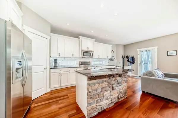 2635 31 ST SW, Calgary, AB T3A 4S8