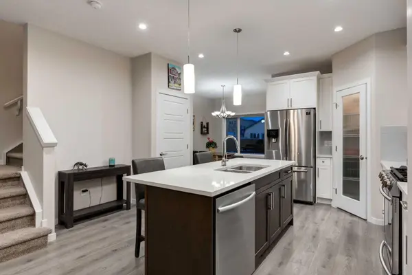 123 DRAKE LANDING LOOP, Okotoks, AB T1S 0H4