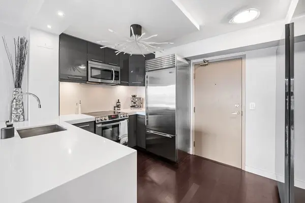 909 Bay ST #1503, Toronto C01, ON M5S 3G2