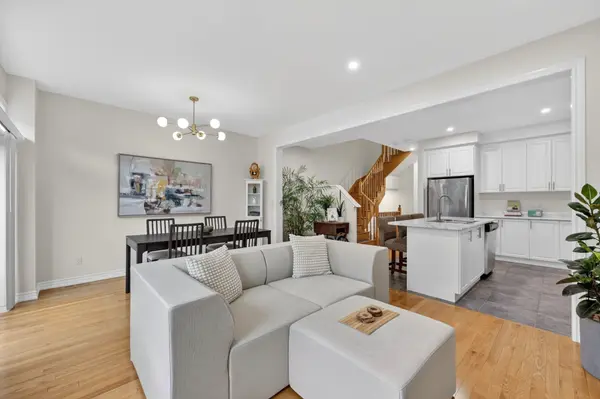 81 Alvin Pegg DR, East Gwillimbury, ON L9R 0R6