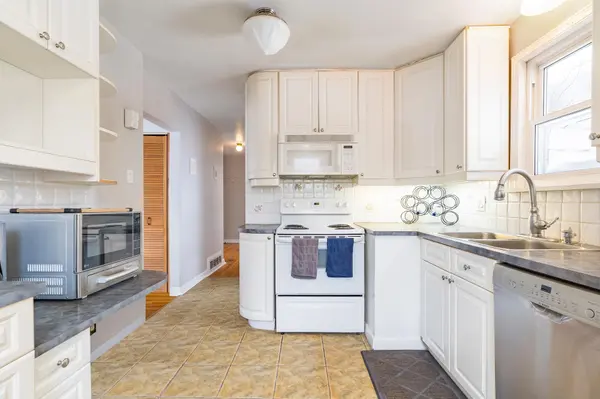 18 Newton ST, Barrie, ON L4M 3N3