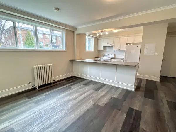 322 Lakeshore RD W #1, Mississauga, ON L5H 1G8