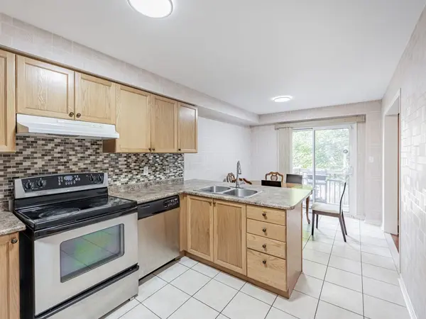 6035 Bidwell TRL #5, Mississauga, ON L5V 3C8