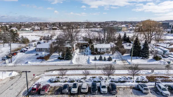 202-196 Upper Mount Albion RD, Hamilton, ON L8J 1V4