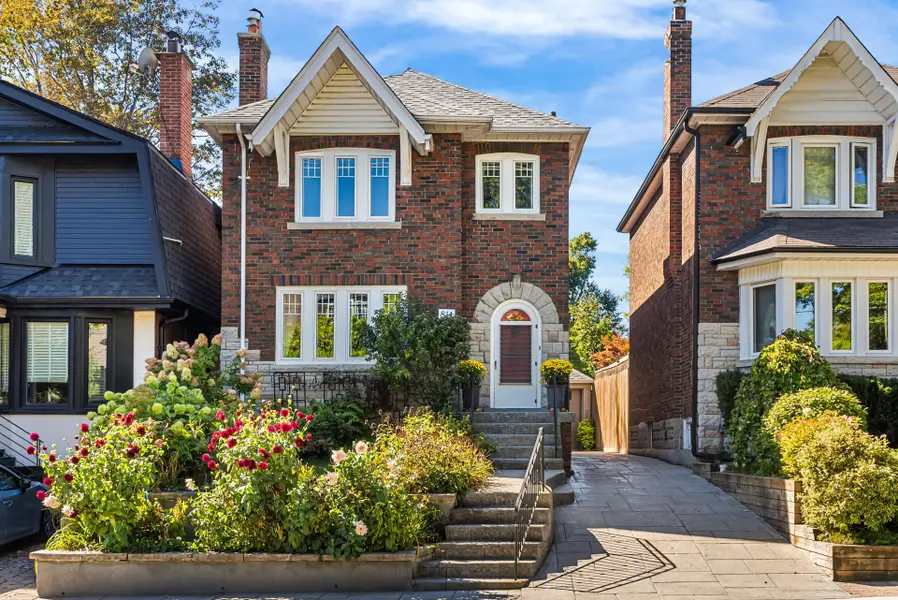 814 Duplex AVE, Toronto C04, ON M4R 1W7