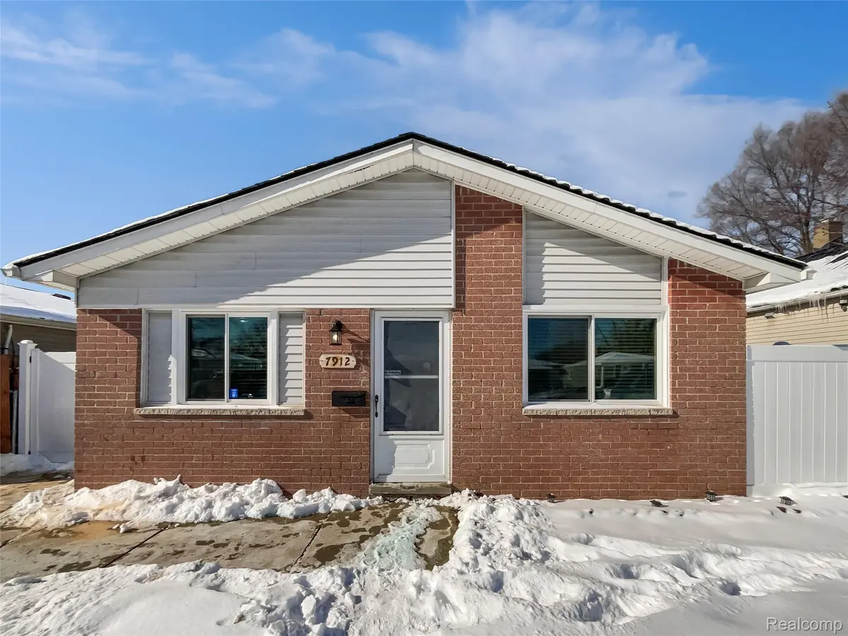 7912 Pine ST, Taylor, MI 48180