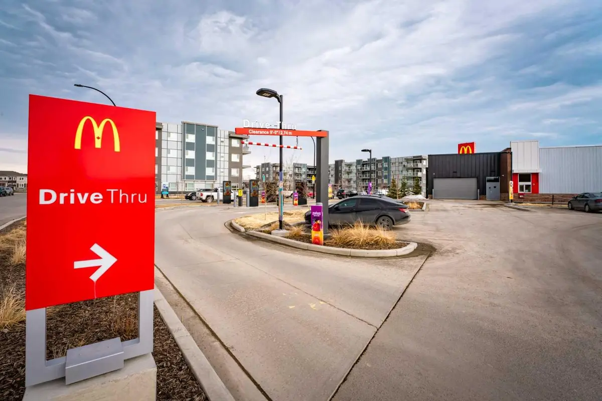 40 Carrington PLZ N #215, Calgary, AB T3P 1X7