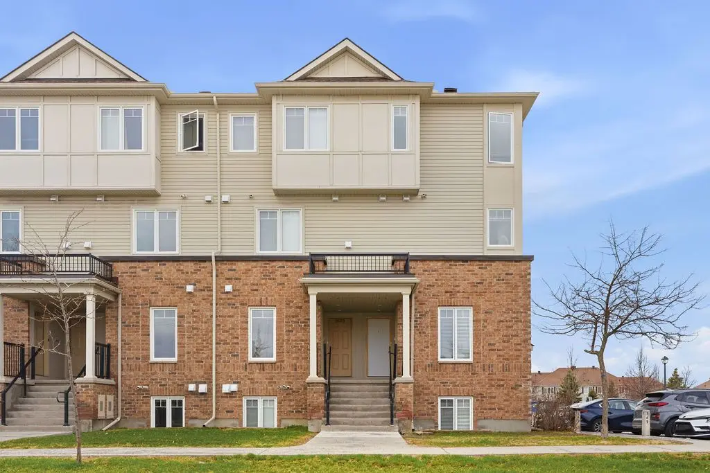2621 Longfields DR #32, Barrhaven, ON K2J 2L7