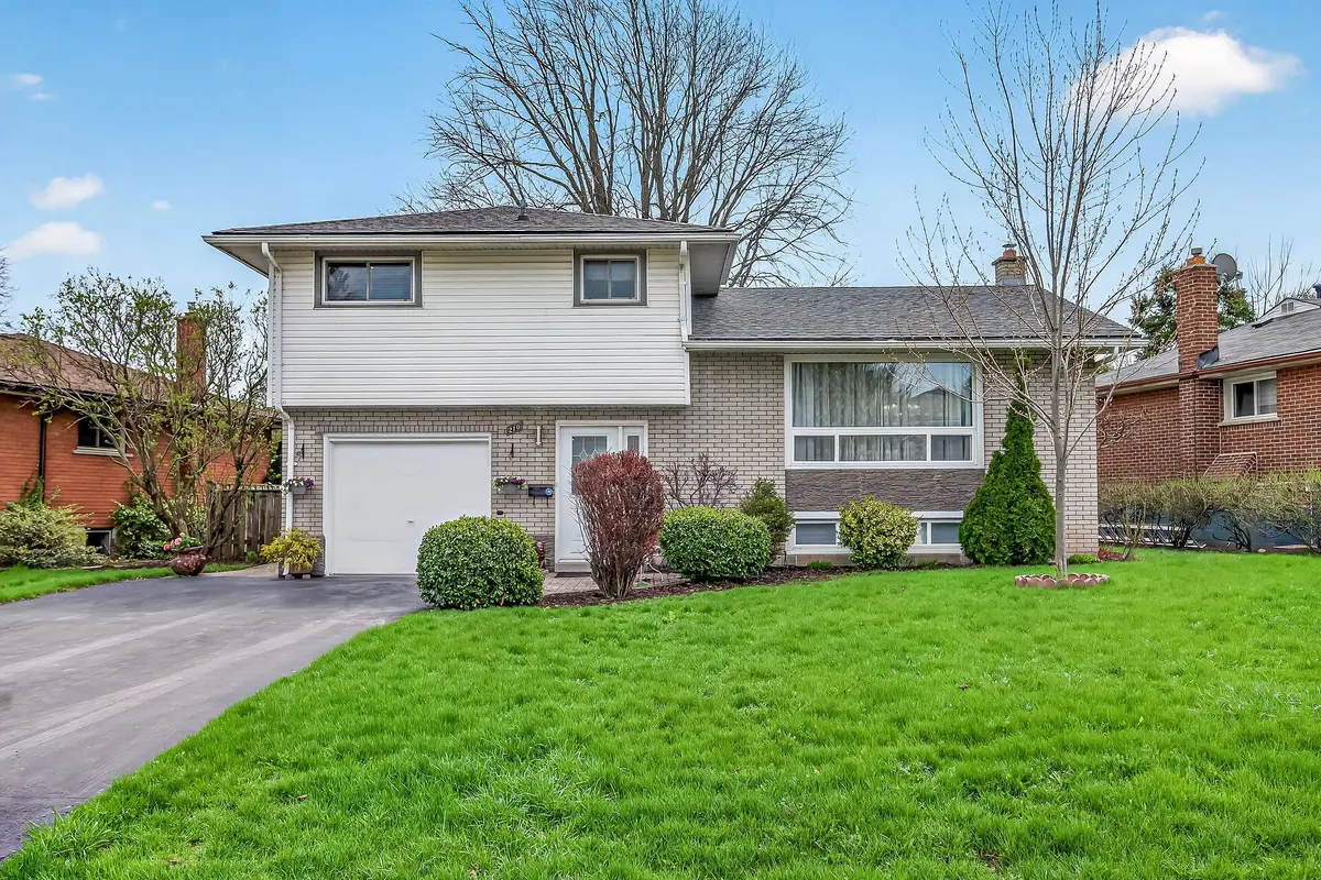 210 Columbia DR, Hamilton, ON L9C 3Y6