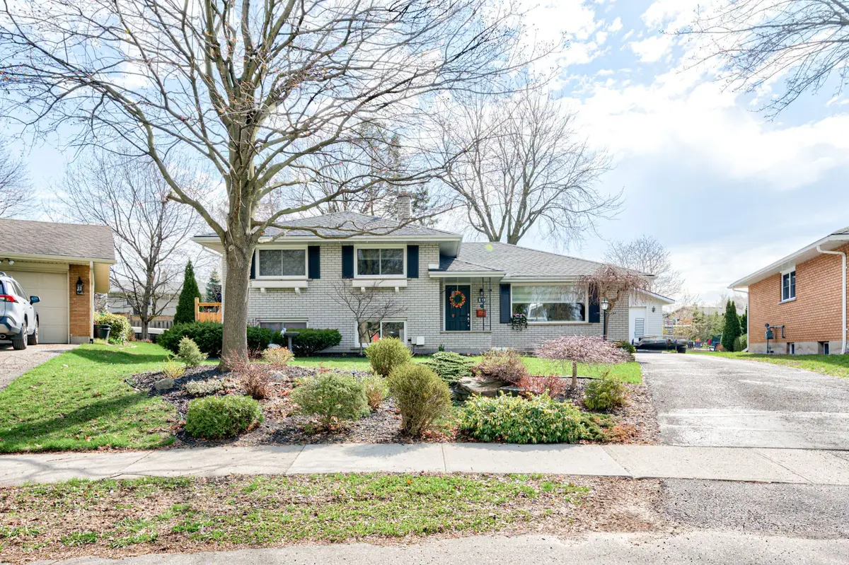 19 Linton PL, Kitchener, ON N2B 2K1