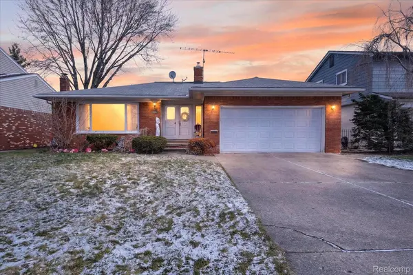 23367 Robert John ST, St. Clair Shores, MI 48080