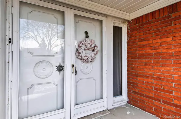 23367 Robert John ST, St. Clair Shores, MI 48080