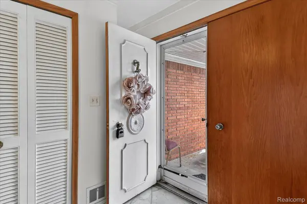 23367 Robert John ST, St. Clair Shores, MI 48080