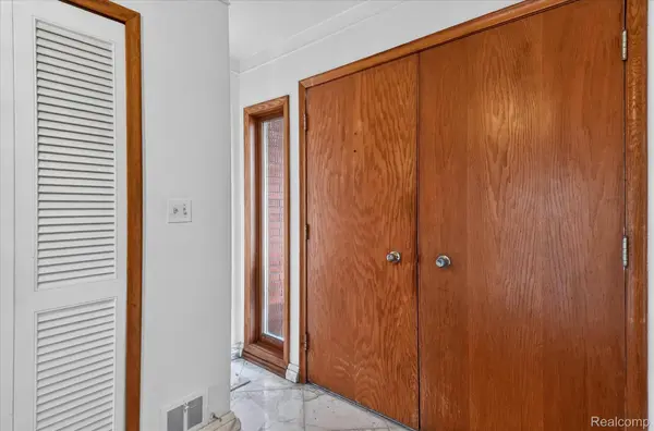 23367 Robert John ST, St. Clair Shores, MI 48080