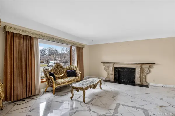 23367 Robert John ST, St. Clair Shores, MI 48080