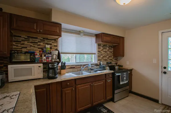 5636 Hipp ST, Dearborn Heights, MI 48125