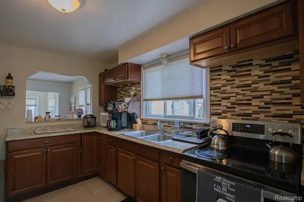 5636 Hipp ST, Dearborn Heights, MI 48125