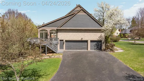 3382 Long Meadow CT, West Bloomfield Charter Township, MI 48324