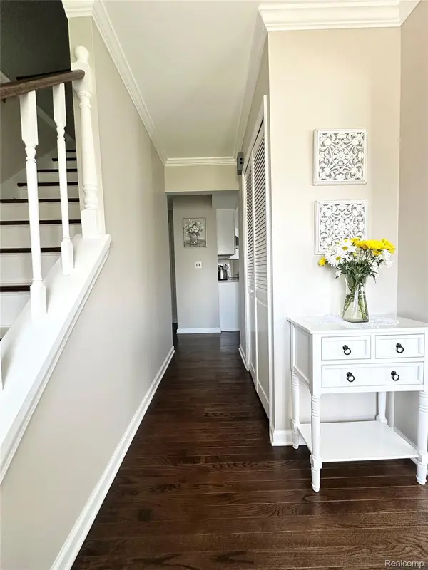 4581 Benjamin DR, Sterling Heights, MI 48310