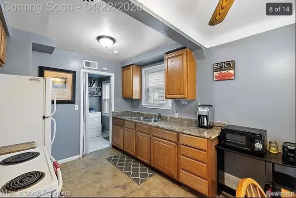 24281 Parklawn ST, Oak Park, MI 48237