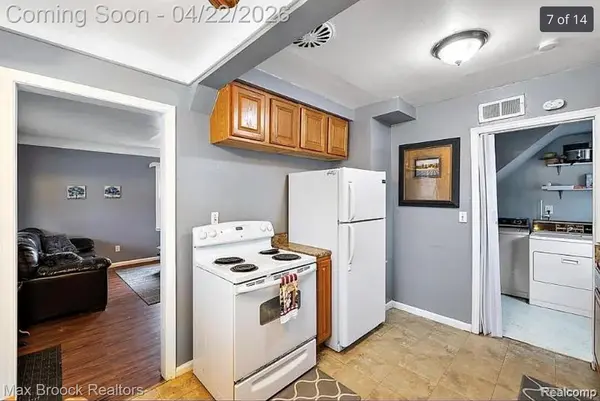 24281 Parklawn ST, Oak Park, MI 48237