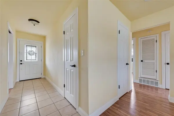 725 Meadowlark Circle, Crowley, TX 76036