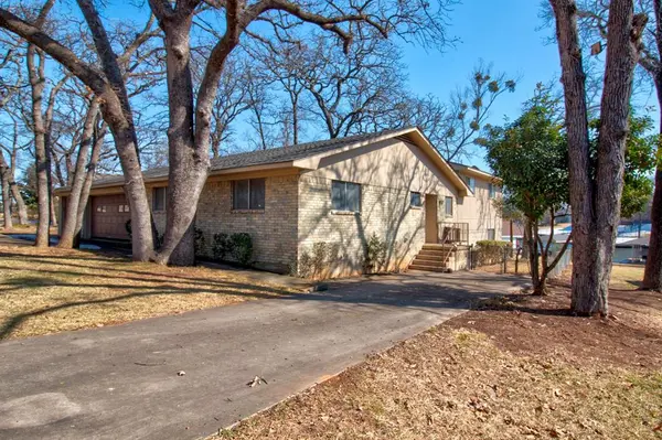 207 Kiowa Drive W, Lake Kiowa, TX 76240