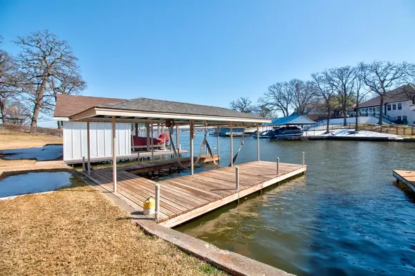 207 Kiowa Drive W, Lake Kiowa, TX 76240