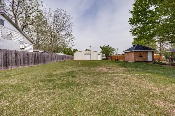305 Buchanan Street, Whitesboro, TX 76273