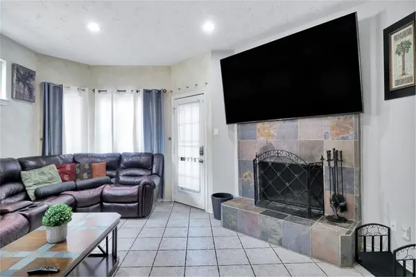 1637 Arbor Ridge Drive, Fort Worth, TX 76112