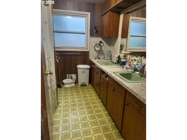 933 SE 174TH AVE, Portland, OR 97233