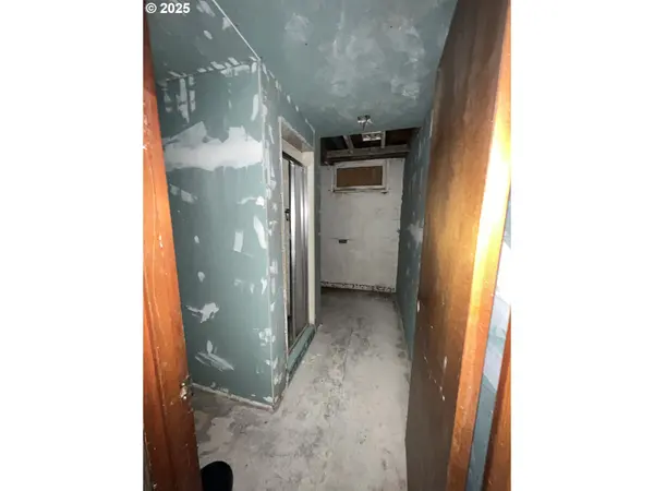 933 SE 174TH AVE, Portland, OR 97233