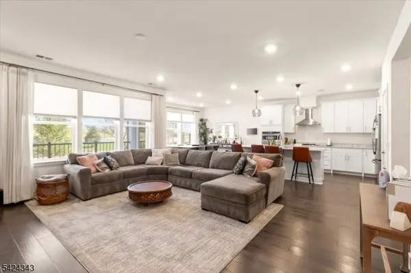 11 Veterans Way #111, Morris Plains Boro, NJ 07950