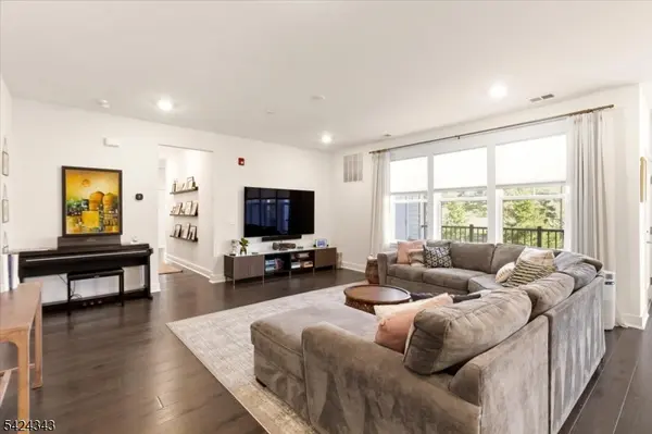 11 Veterans Way #111, Morris Plains Boro, NJ 07950