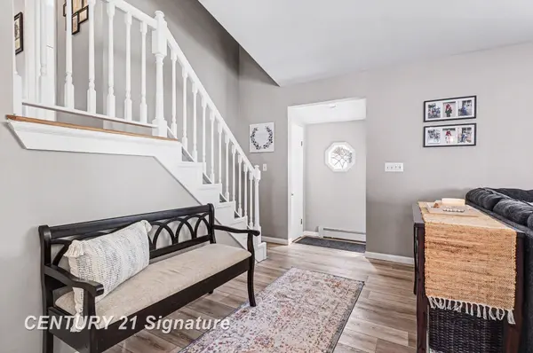 4206 Melody LN, Midland, MI 48642