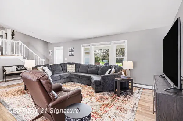 4206 Melody LN, Midland, MI 48642