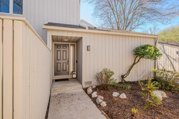 2204 Applewood CT, Ann Arbor, MI 48103