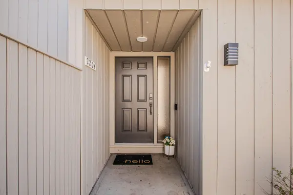 2204 Applewood CT, Ann Arbor, MI 48103