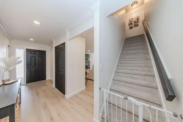 2204 Applewood CT, Ann Arbor, MI 48103