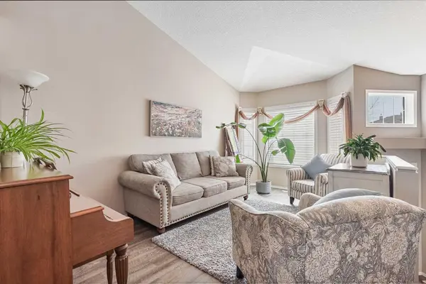 41 Heritage CIR W, Lethbridge, AB T1K 7M8