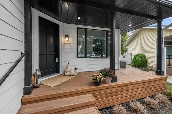 129 Sundown PL SE, Calgary, AB T2X 3B7