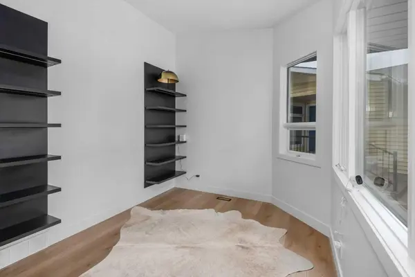 129 Sundown PL SE, Calgary, AB T2X 3B7