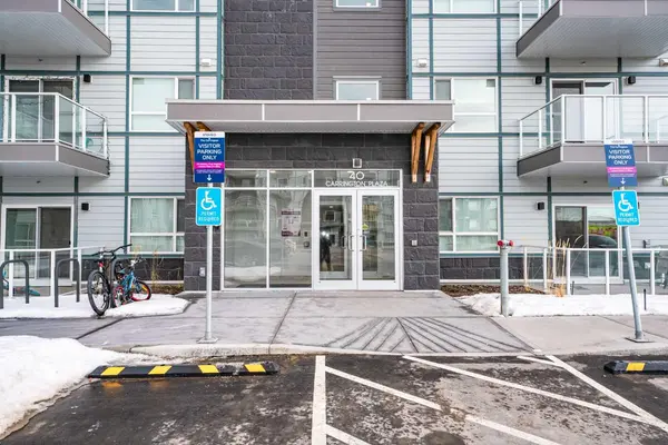 40 Carrington PLZ N #215, Calgary, AB T3P 1X7